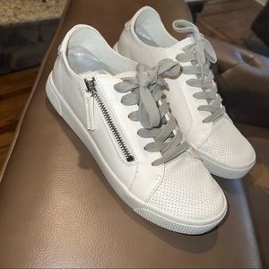 DOLCE VITA WHITE SNEAKERS SIZE 7.5